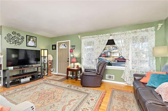809 NE 42nd Ter, Kansas City, MO 64116