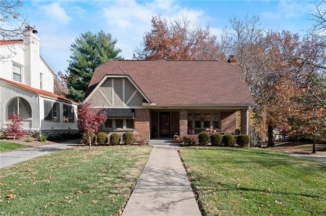 6445 Morningside Dr, Kansas City, MO 64113