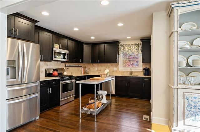 6445 Morningside Dr, Kansas City, MO 64113
