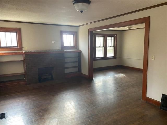 1932 S Willow Ave, Independence, MO 64052