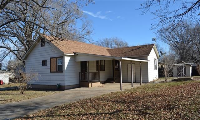220 S Vine St, Garnett, KS 66032