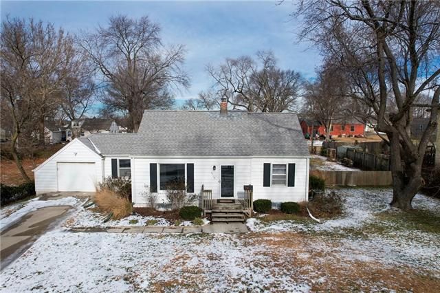 7716 W 64th St, Overland Park, KS 66202