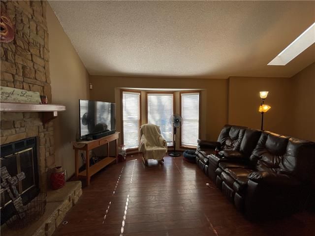 8708 NW 83rd St, Kansas City, MO 64152