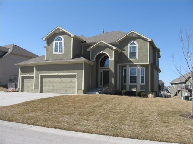 911 N Stonecrest Rd, Olathe, KS 66061