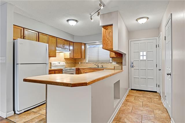 5522 W 97th St, Overland Park, KS 66207