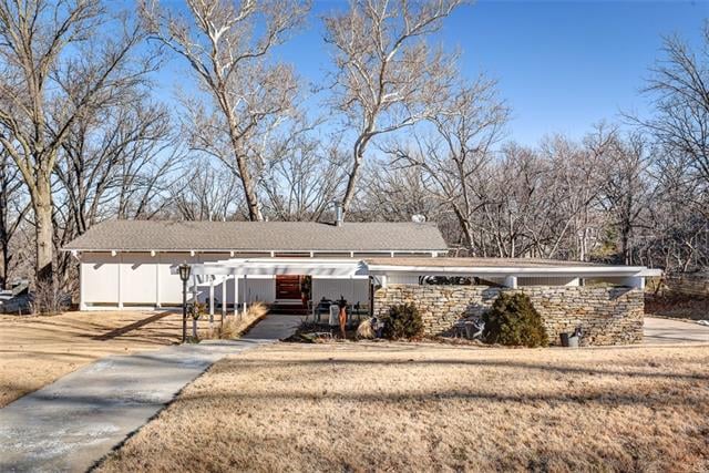 511 Hillcrest Rd E, Lake Quivira, KS 66217