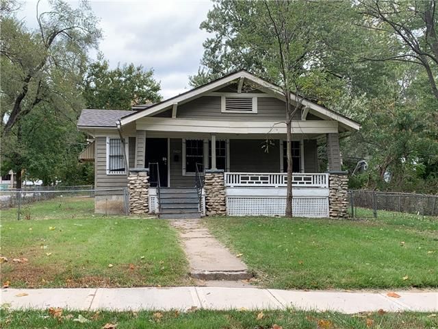 2402 E 70th St, Kansas City, MO 64132
