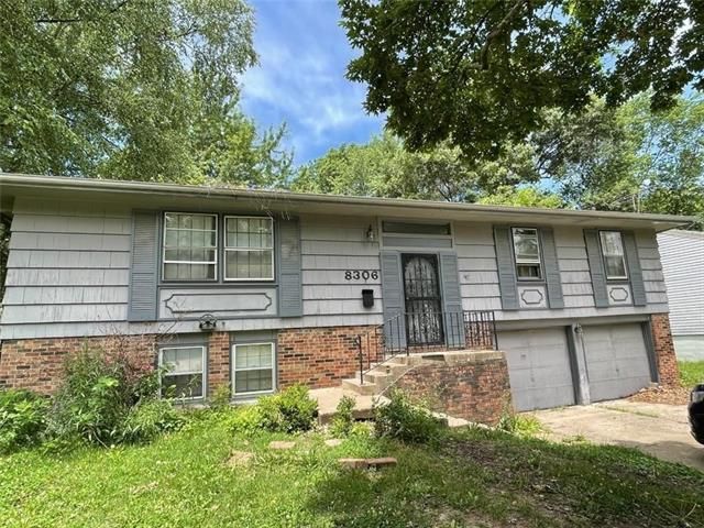 8306 E 133rd St, Grandview, MO 64030