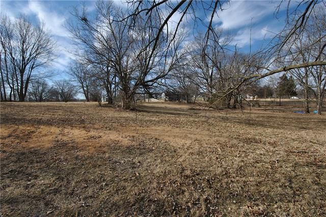 7050 N Flora Ave, Kansas City, MO 64118