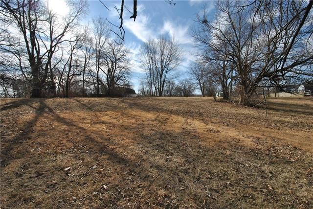 7050 N Flora Ave, Kansas City, MO 64118