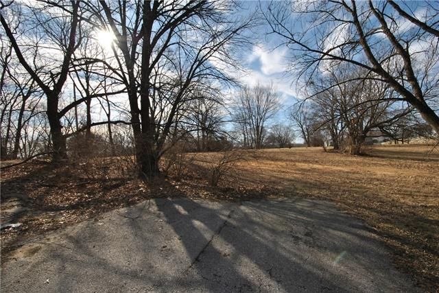 7050 N Flora Ave, Kansas City, MO 64118