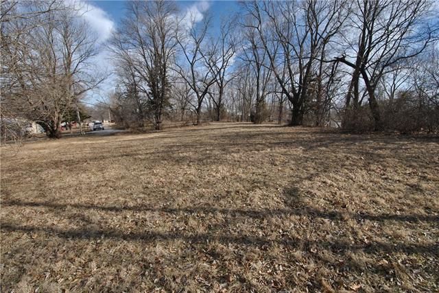 7050 N Flora Ave, Kansas City, MO 64118