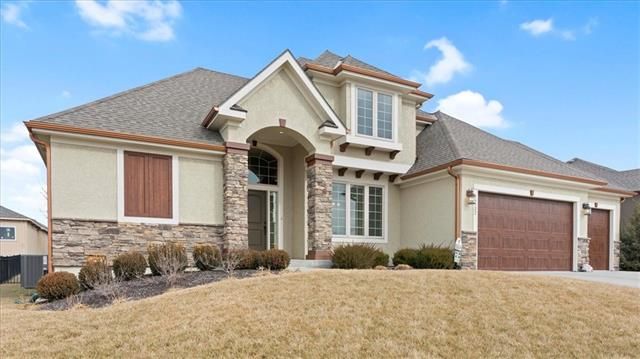 15522 Spruce St, Basehor, KS 66007