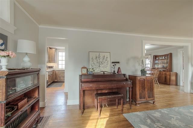 210 E 66th St, Kansas City, MO 64113