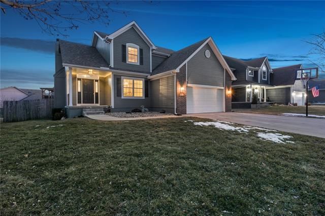 833 SE 11th Ter, Lee's Summit, MO 64081