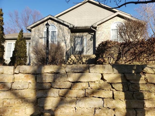 925 S 17th Ter, Leavenworth, KS 66048