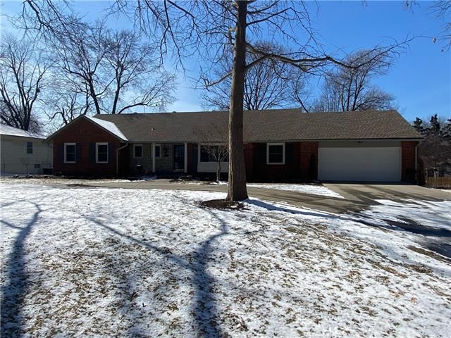 8914 Mohawk Rd, Leawood, KS 66206