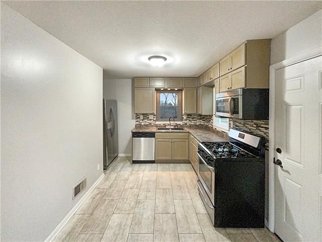 8637 N Main St, Kansas City, MO 64155