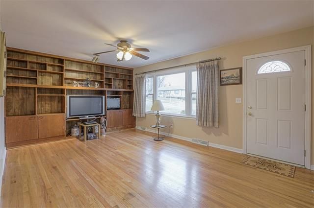 7532 Grandview Ln, Overland Park, KS 66204