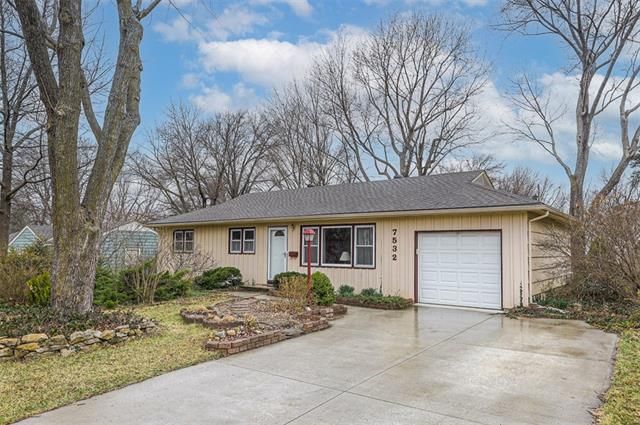 7532 Grandview Ln, Overland Park, KS 66204