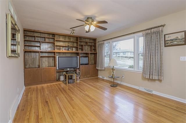 7532 Grandview Ln, Overland Park, KS 66204