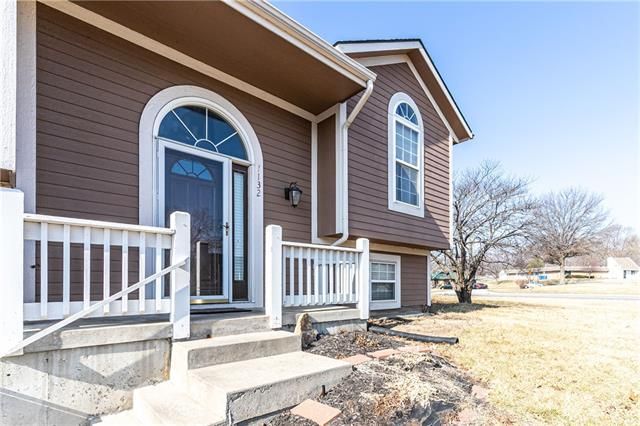 1132 N Viking Dr, Independence, MO 64056