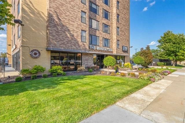 700 E 8th St #5T, Kansas City, MO 64106