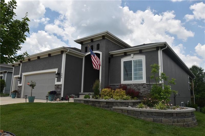 506 Bentwater Dr, Raymore, MO 64083