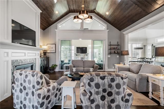 4105 NE Edmonson Cir, Lee's Summit, MO 64064