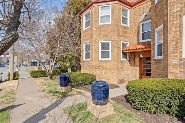 12 E 50th St #1W, Kansas City, MO 64112