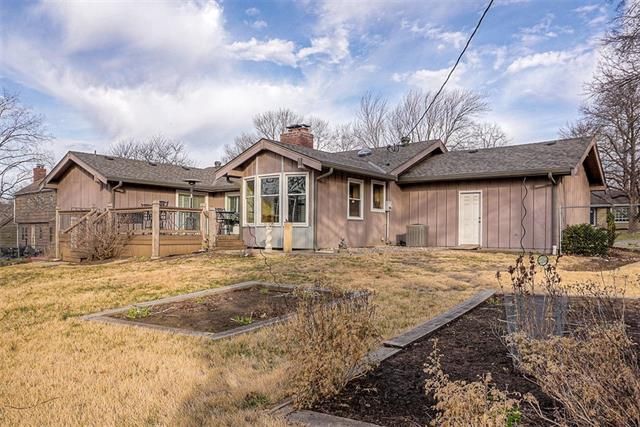 6919 W 101st St, Overland Park, KS 66212