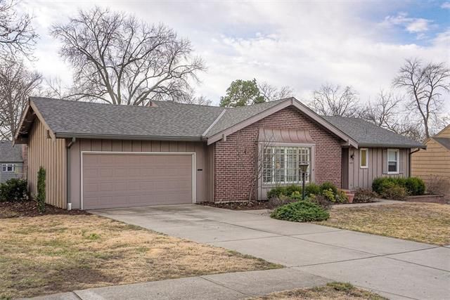 6919 W 101st St, Overland Park, KS 66212