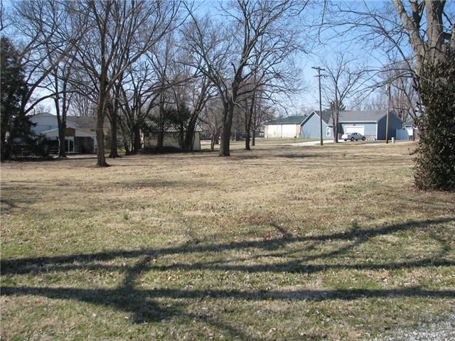 701 E Shawnee St, Paola, KS 66071