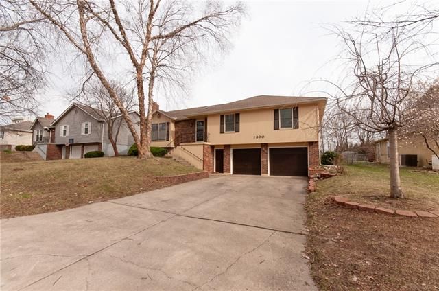 1300 Lee Ln, Raymore, MO 64083