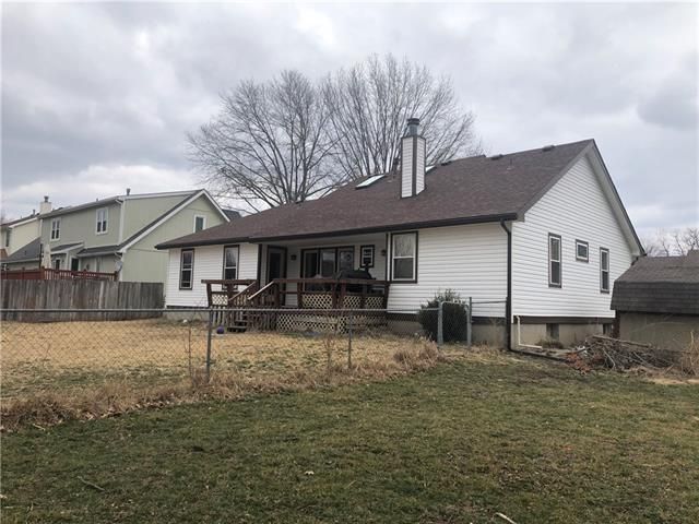 131 Hampton Ct, Lansing, KS 66043