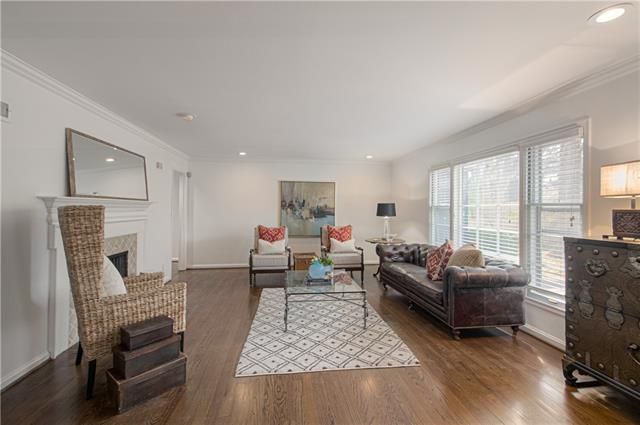 1233 Romany Rd, Kansas City, MO 64113