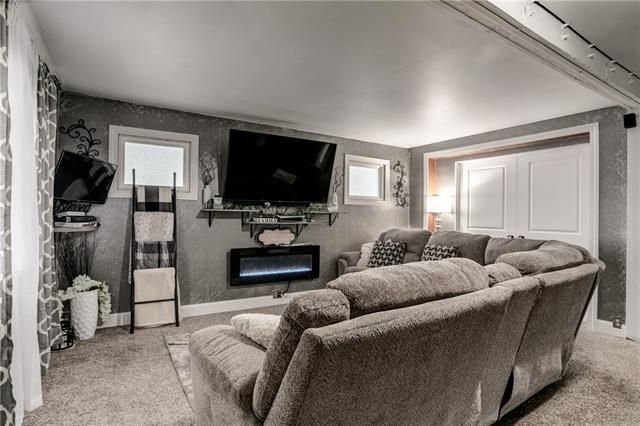 6213 E 35th St, Kansas City, MO 64129
