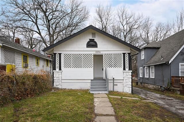 2206 E 58th St, Kansas City, MO 64130