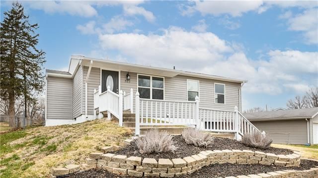 523 Caraway Pl, Lansing, KS 66043