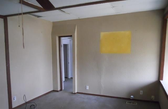 11823 E Roberts St, Sugar Creek, MO 64054