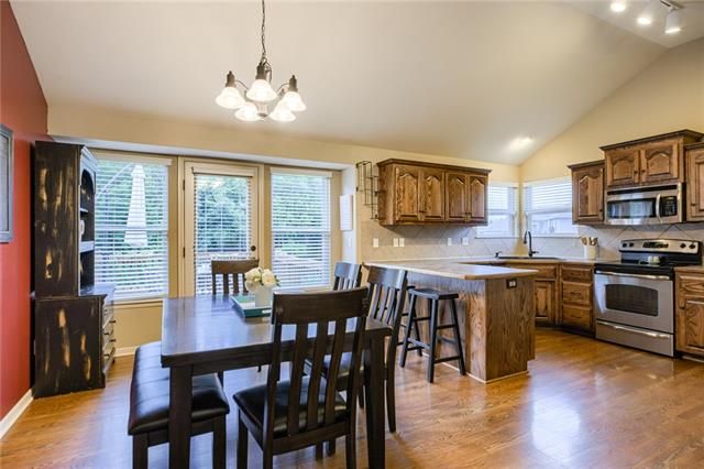 9653 N Adrian Pl, Kansas City, MO 64154