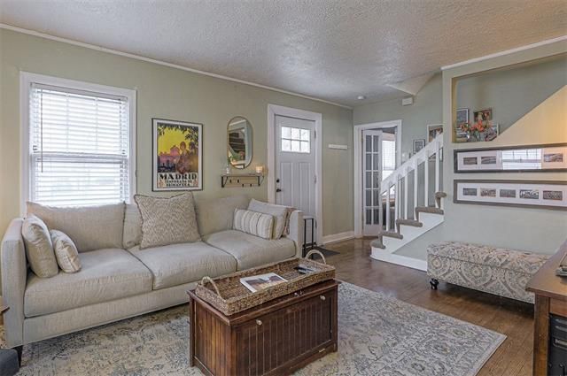 7623 Oak St, Kansas City, MO 64114
