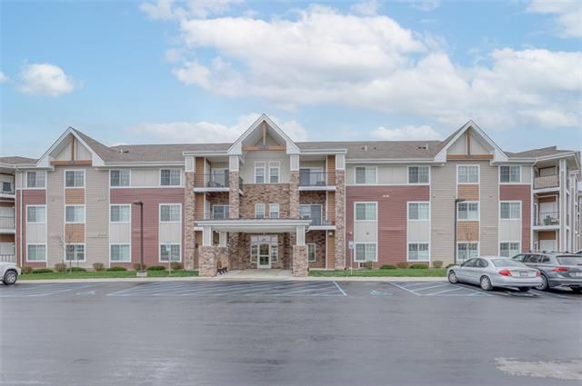 801 Battery Dr #311, Lee's Summit, MO 64063