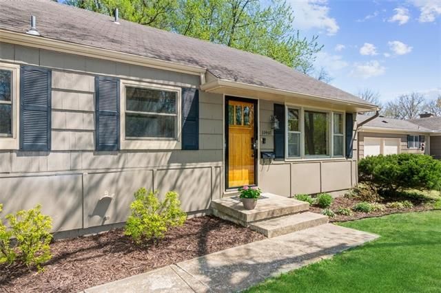 10401 Reeds Dr, Overland Park, KS 66207