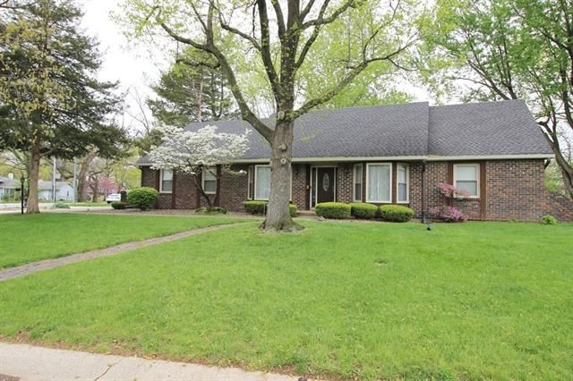 9848 Flora Cir, Kansas City, MO 64131