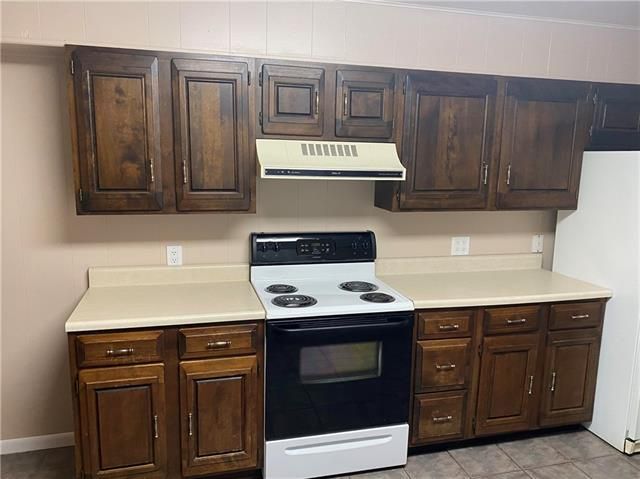 112 N Plummer St, Chanute, KS 66720