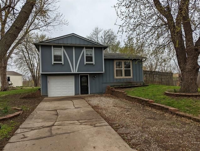 923 NE Westwind Cir, Lee's Summit, MO 64086