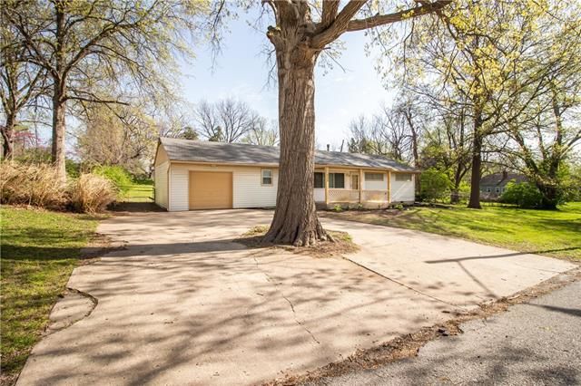 6904 E 69th St, Kansas City, MO 64133