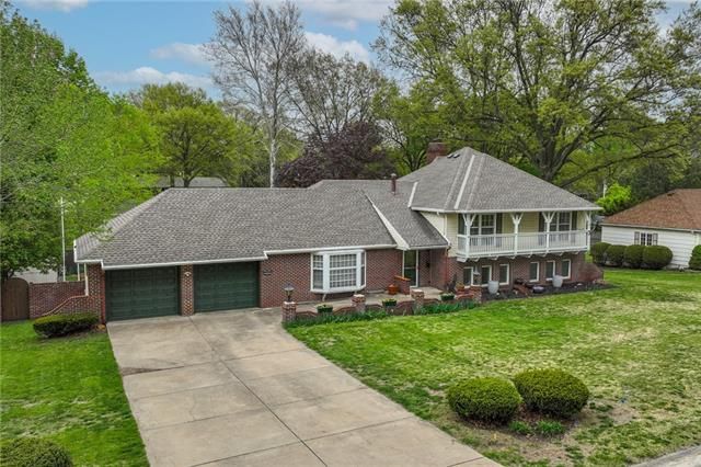 8521 Travis Ln, Overland Park, KS 66212
