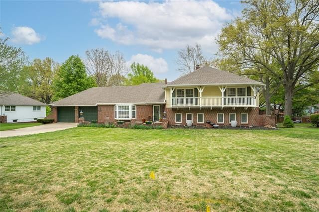 8521 Travis Ln, Overland Park, KS 66212